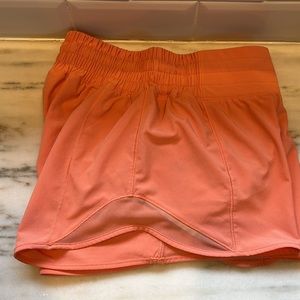 Lululemon size 4 Hotty Hot shorts 2.5 inch rise in peach /sunset color. Perfect